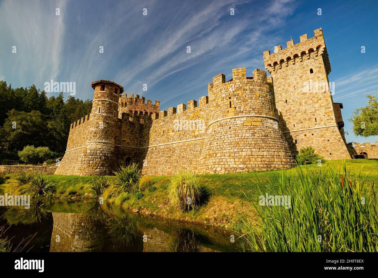 Sonniger Blick auf das Castello di Amorosa im Stil des 13th. Jahrhunderts im Napa Valley Stockfoto