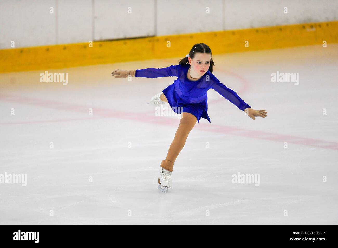 Kleine Mädchen Eiskunstlauf auf Eis indoor Stockfoto