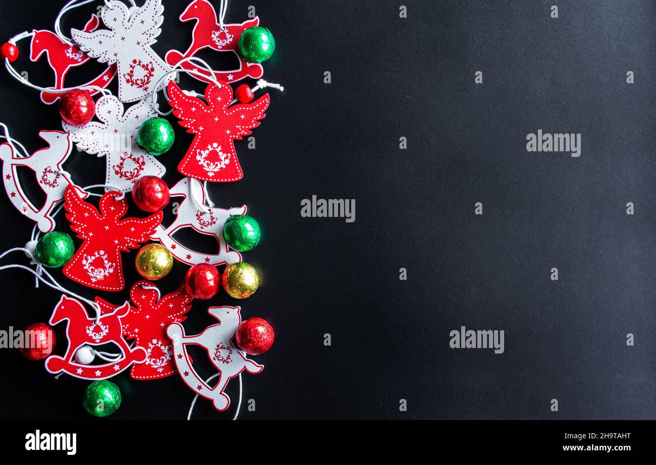 Weihnachtsdekorationen auf schwarzem Hintergrund mit Kopierfläche Stockfoto
