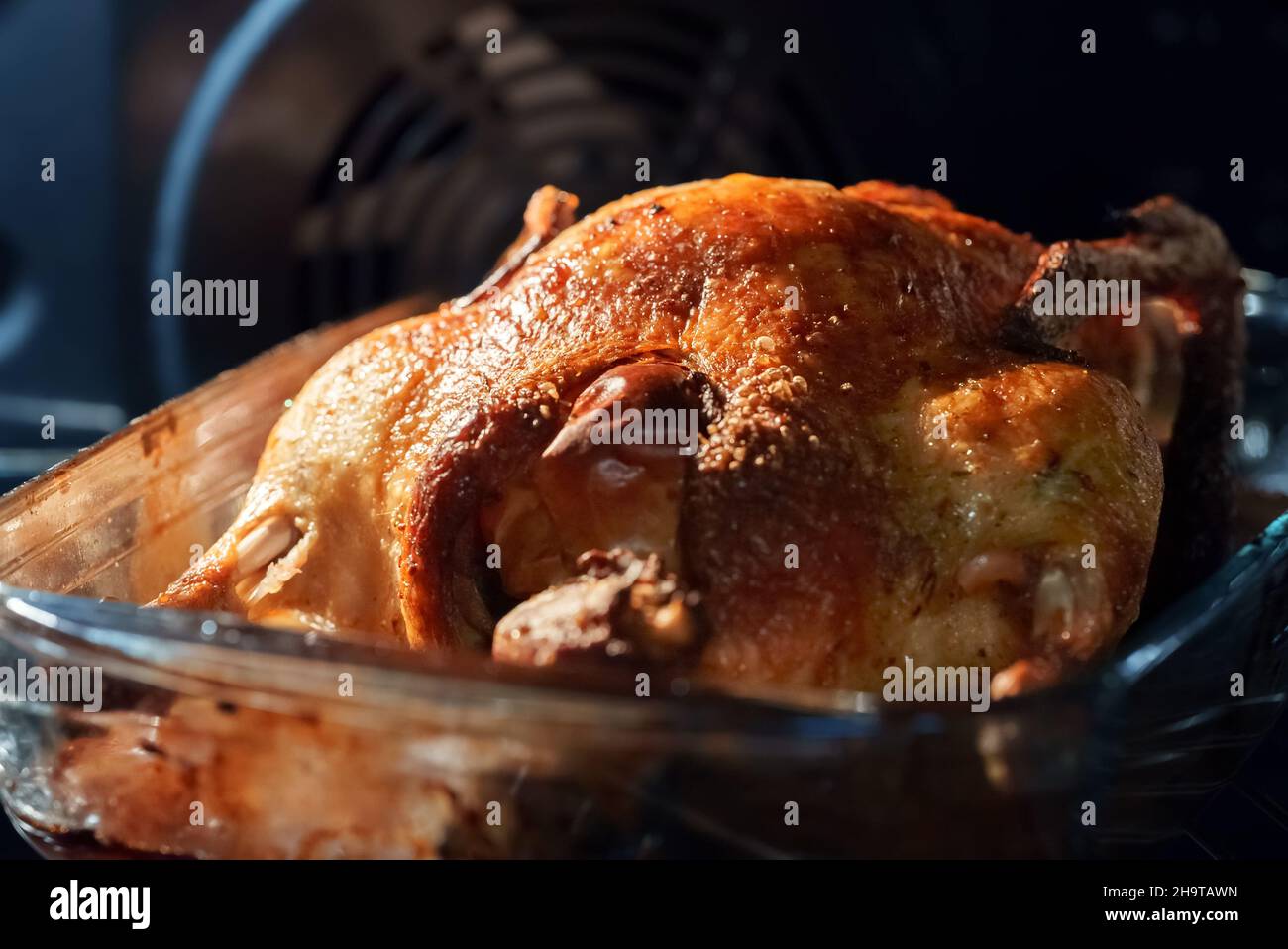 Geröstete Ente mit Äpfeln im Ofen. Stockfoto