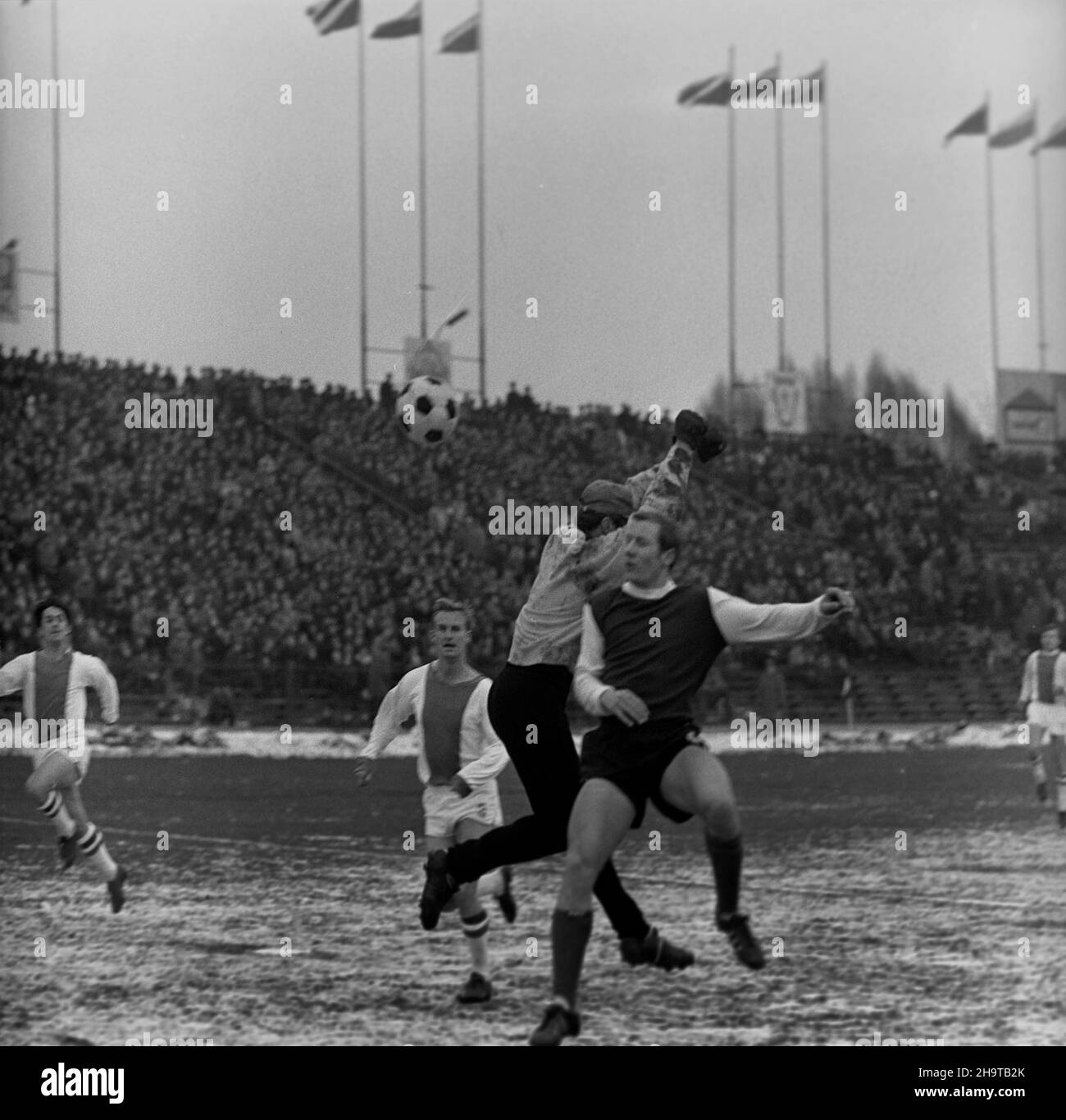 Warszawa, 1969-11-30. Mecz Legia Warszawa - Ruch Chorzów na Stadionie Wojska Polskiego przy ulicy £azienkowskiej, rozegrany podczas ostatniej kolejki rundy jesiennej sezonu 1969/1970. Mecz zakoñczy³ siê zwyciêstwem Legii 3:0, CO da³o warszawskiemu klubowi tytu³ mistrza rundy jesiennej. Bramki strzelili: Jan Pieszko - dwie i Bernard Blau - jedn¹. NZ. m. in. Bramkarz Ruchu Henryk Pietrek (3L) i pomocnik Legii Robert Gadocha (4L). mb PAP/Edmund Uchymiak Warschau, 30. November 1969. Ein Fußballspiel zwischen Legia Warszawa und Ruch Chorzow im Stadion des Legia Military Club in der Lazienkowska Straße, Stockfoto