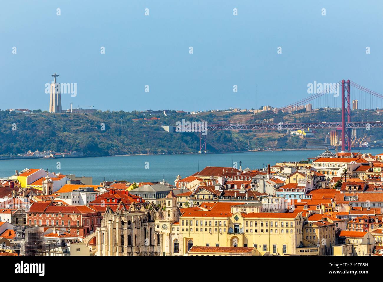 Blick auf die Innenstadt von Lissabon mit dem Ufer des flusses tejo und der Brücke vom 25. April im Hintergrund, Portugal Stockfoto