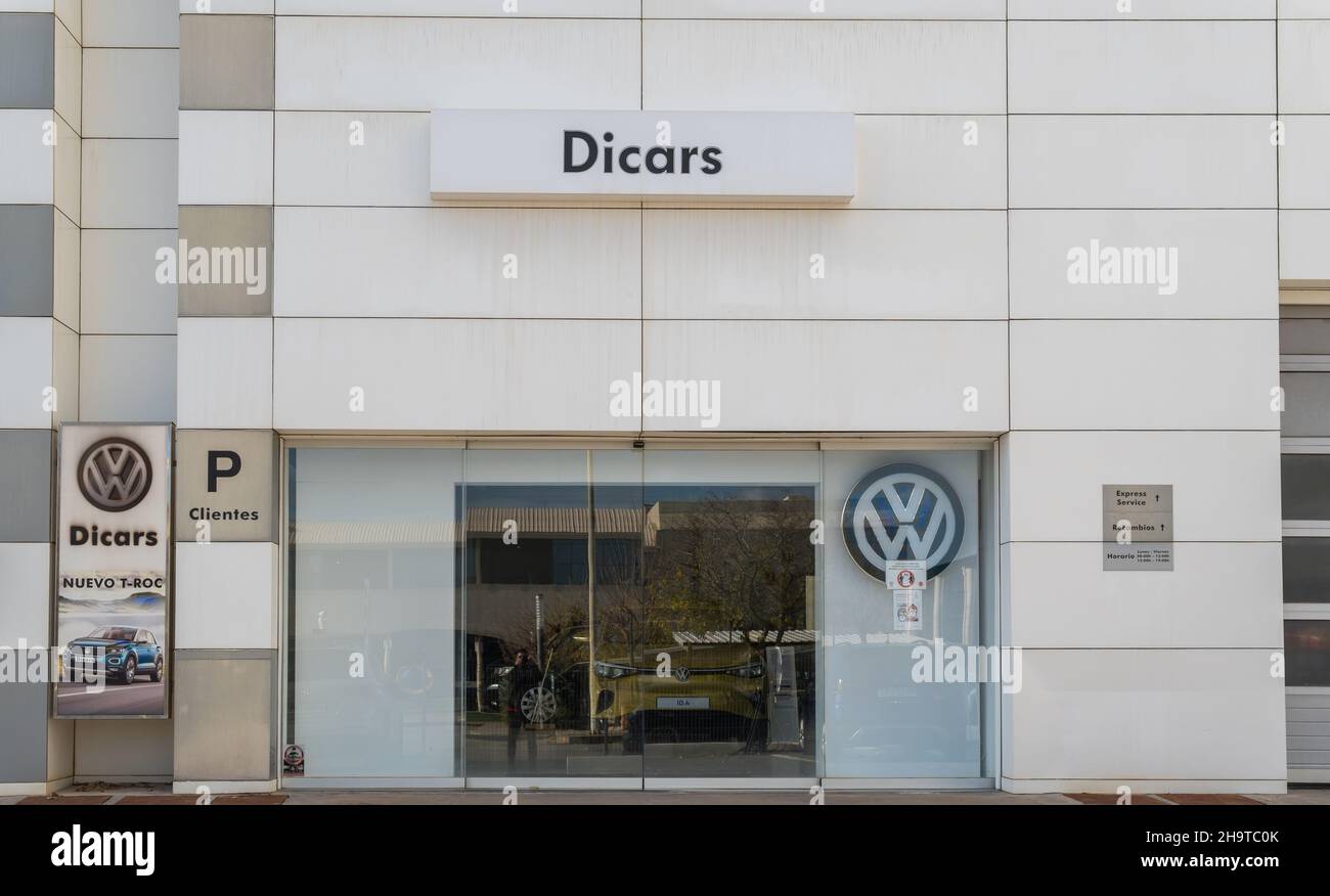 Llucmajor, Spanien; dezember 05 2021: Nahaufnahme eines Volkswagen-Händlerbetriebs an einem sonnigen Tag in der mallorquinischen Stadt Llucmajor Stockfoto