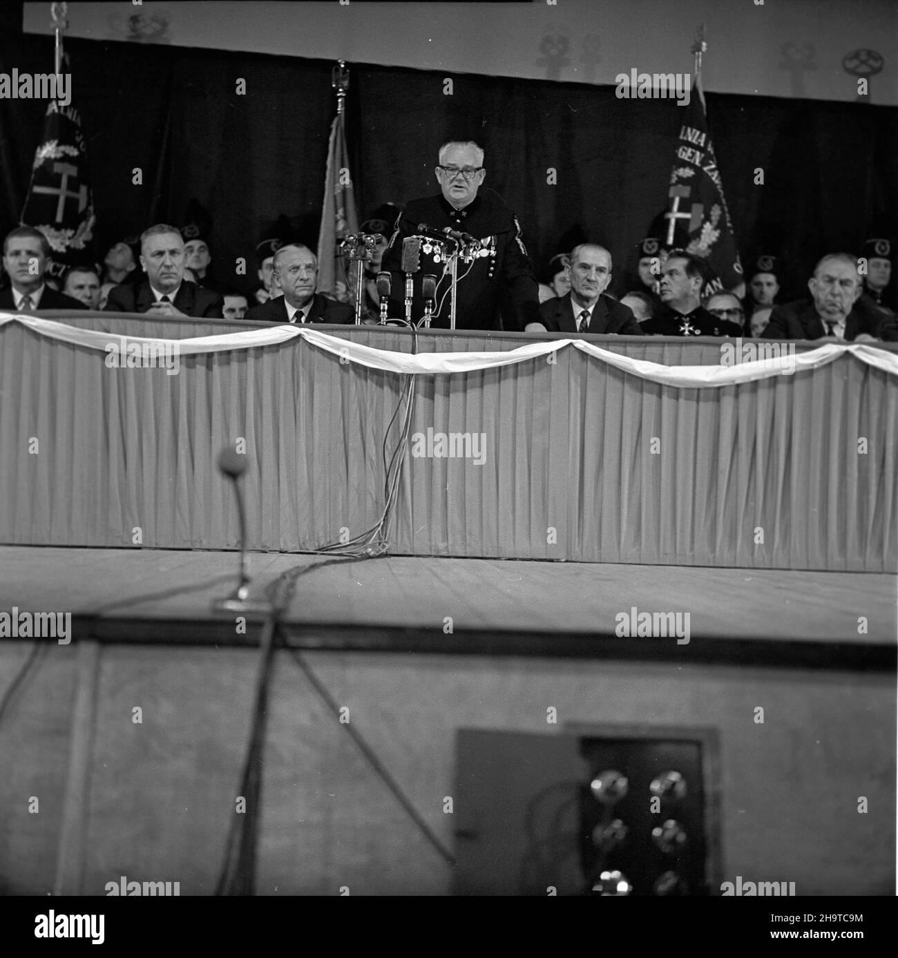 Zabrze, 1969-12-03. W przeddzieñ Barbórki, w sali Zabrzañskiego Domu Muzyki i Tañca, odby³a siê centralna akademia z okazji górniczego œwiêta. Na barbórkowe obchody przybyli do województwa katowickiego przedstawiciele najwy¿szych w³adz centralnych, cz³onkowie Biura Politycznego: przewodnicz¹cy Rady Pañstwa, marsza³ek Polski Marian Spychalski i sekretarz Komitetu Centralnego Polskiej Zjednoczonej Partieleci Robotniczej (KC PZPR) Ryszard. Na widowni zasiedli przedstawiciele zawodów górniczych z ca³ego kraju. Nz. I sekretarz Komitetu Wojewódzkiego (KW) PZPR w Katowicach - Edward Gierek (2L Stockfoto