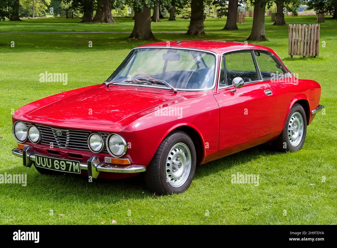 Longleat House, Wiltshire, Großbritannien - Juli 25 2004: Ein Alfa Romeo 2000 GT Veloce Oldtimer aus dem Jahr 1973. Registrierungsnummer UUU 697m Stockfoto