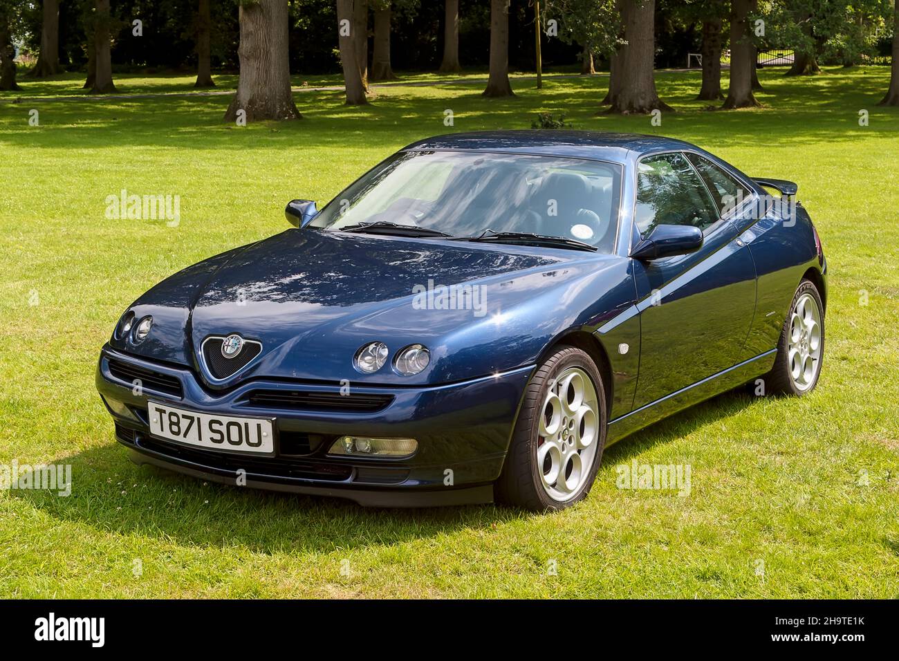 Longleat House, Wiltshire, Großbritannien - Juli 25 2004: Ein Italiener hat 1999 Alfa Romeo GTV (Gran Turismo Veloce) (Phase 2) 2+2 Coupe Sportwagen. Stockfoto