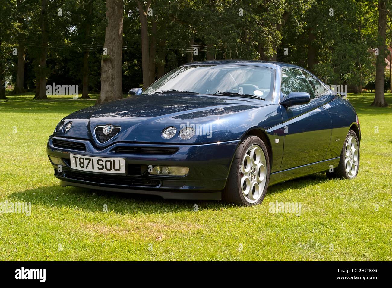 Longleat House, Wiltshire, Großbritannien - Juli 25 2004: Ein Italiener hat 1999 Alfa Romeo GTV (Gran Turismo Veloce) (Phase 2) 2+2 Coupe Sportwagen. Stockfoto