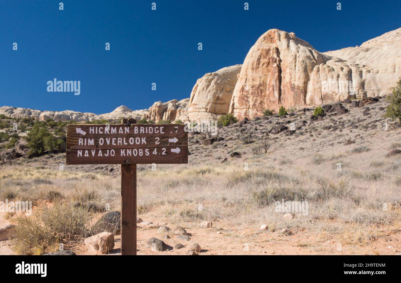 Fruita, Capitol Reef National Park, Utah, USA. Wegweiser in Wüstenlandschaft an der Kreuzung der Hickman Bridge, Rim Overlook und Navajo Knobs Trails. Stockfoto