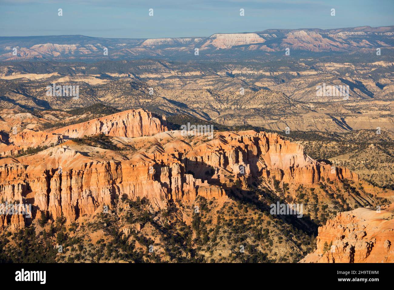 Bryce Canyon National Park, Utah, USA. Blick auf den sinkenden Ship Mesa und das ferne Aquarius Plateau vom Rim Trail am Bryce Point, Sonnenuntergang. Stockfoto