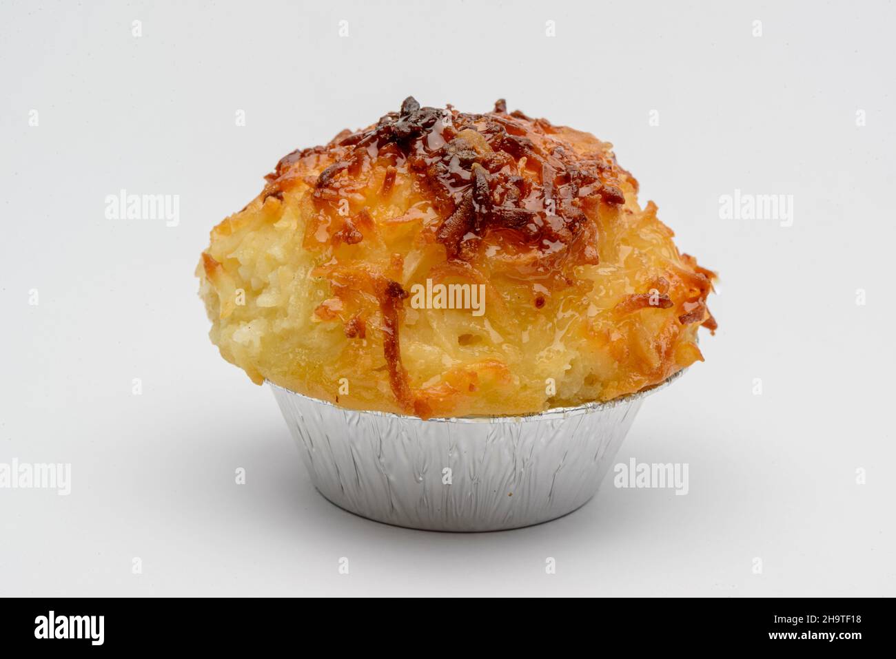 Kokosnuss-Süßigkeiten. Traditionelles brasilianisches Dessert, auch bekannt als Queijadinha, auf weißem Hintergrund. Stockfoto