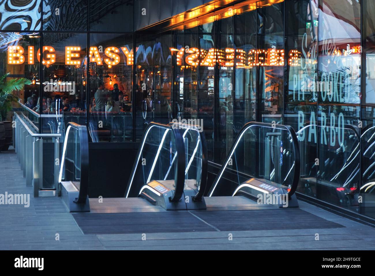 London, Großbritannien - 03. Februar 2019: Gelbe Neonbuchstaben auf dem Big Easy Restaurantfenster an der Canary Wharf-Filiale. Bigeasy ist beliebt gr Stockfoto