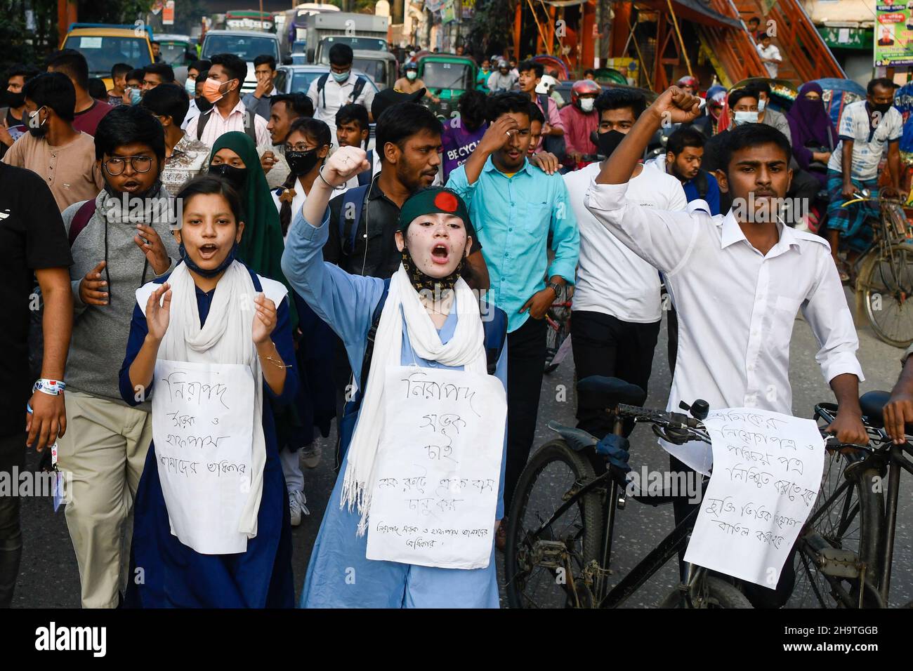 Dhaka, Bangladesch. 08th Dez 2021. Studenten aus Bangladesch rufen während eines Protestes, bei dem die Verkehrssicherheit und Gerechtigkeit für die beiden Studenten gefordert werden, die bei Verkehrsunfällen ums Leben kamen, Slogans aus. Kredit: SOPA Images Limited/Alamy Live Nachrichten Stockfoto