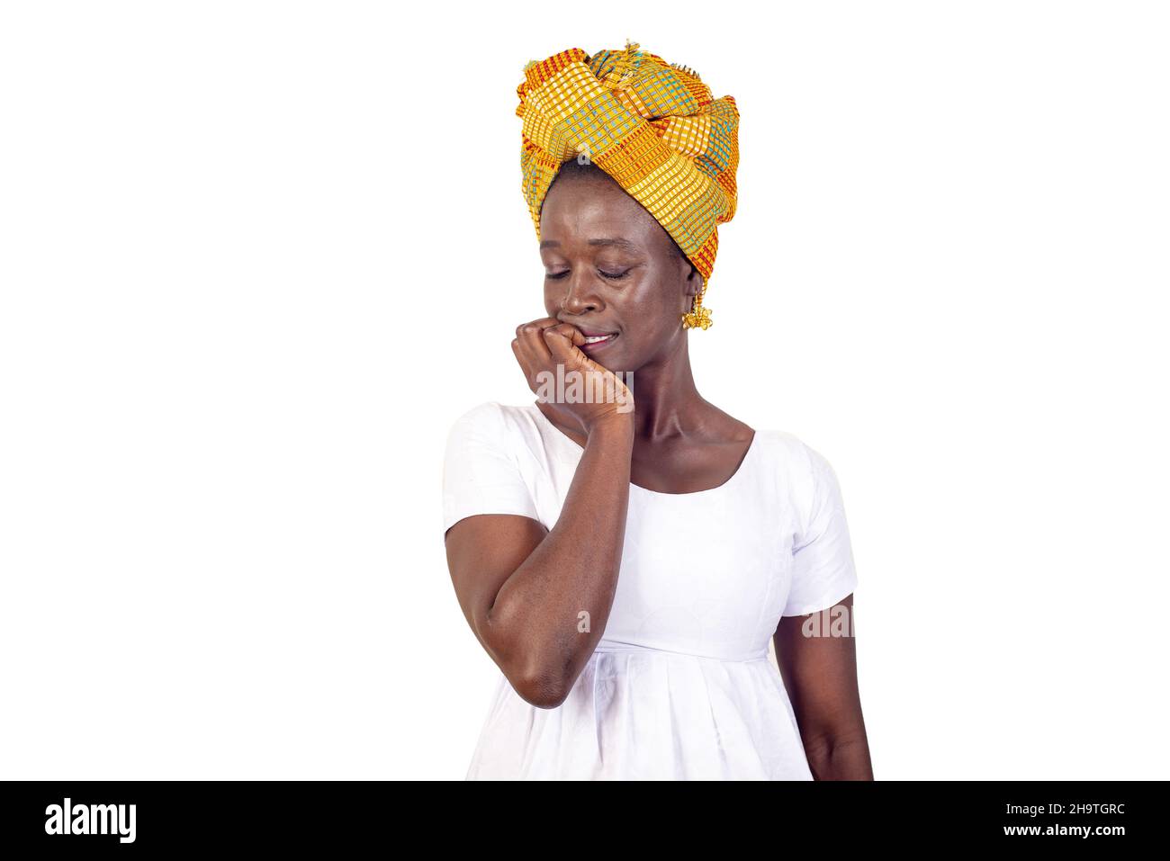 Schöne junge Frau mit Fingern auf den Lippen schließen die Augen. Stockfoto