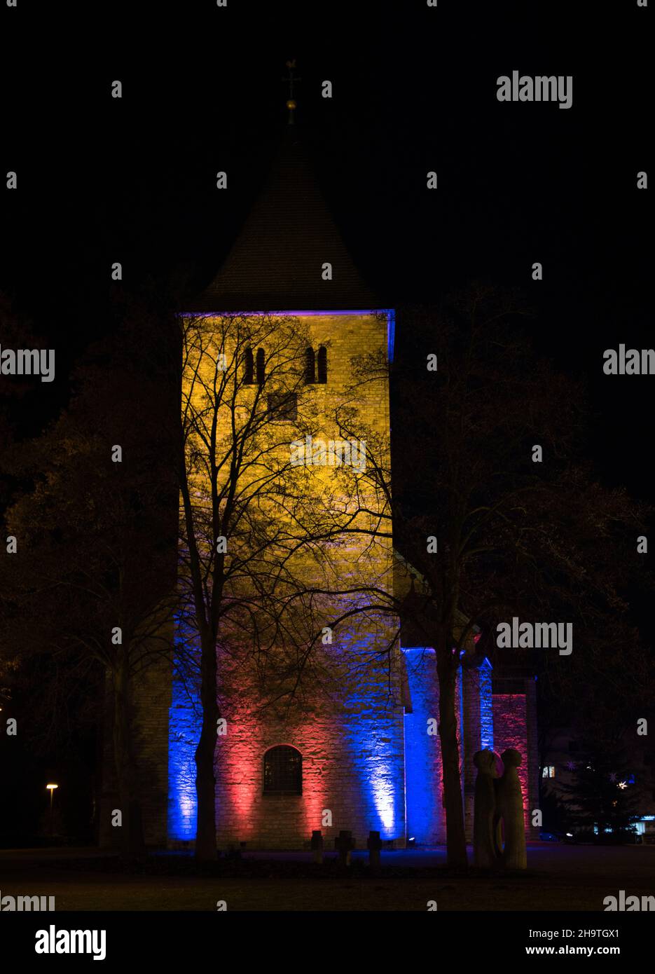 Katholische Kirche farbenfroh bei Nacht Paderborn - Elsen Nordrhein Westfalen Stockfoto