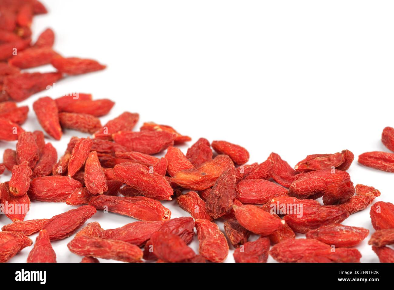 Nahaufnahme von Goji-Beere (Wolfberry - Lycium chinense) getrockneten Früchten isoliert auf weißem Hintergrund Raum für Text oben rechts Stockfoto