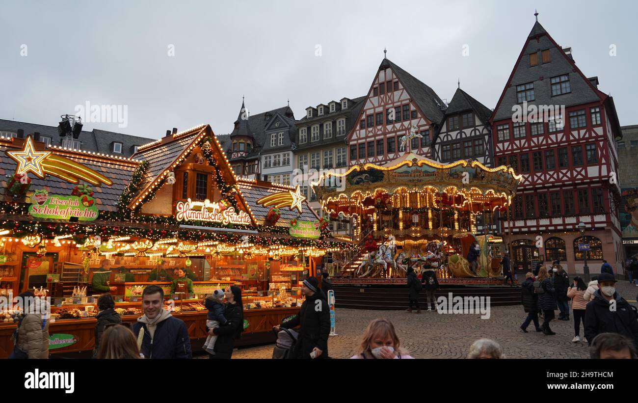 Weihnachtsmarkt mit Weihnachtsdekoration in Frankfurt, Deutschland. Stockfoto