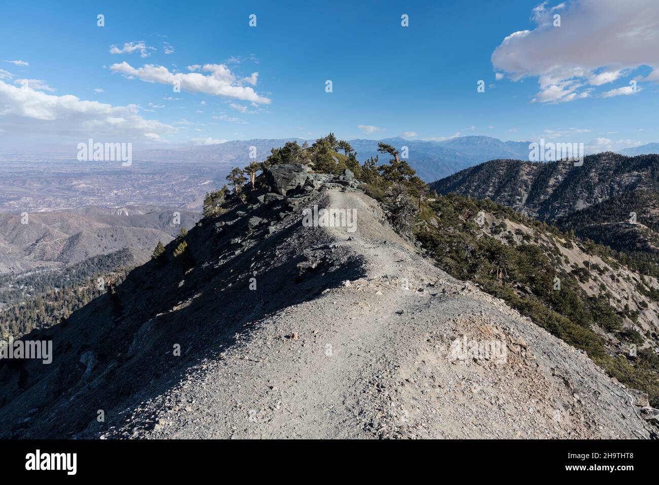 Devils Backbone Trail in der Nähe von Mt Baldy in den San Gabriel Mountains über Südkalifornien. Stockfoto