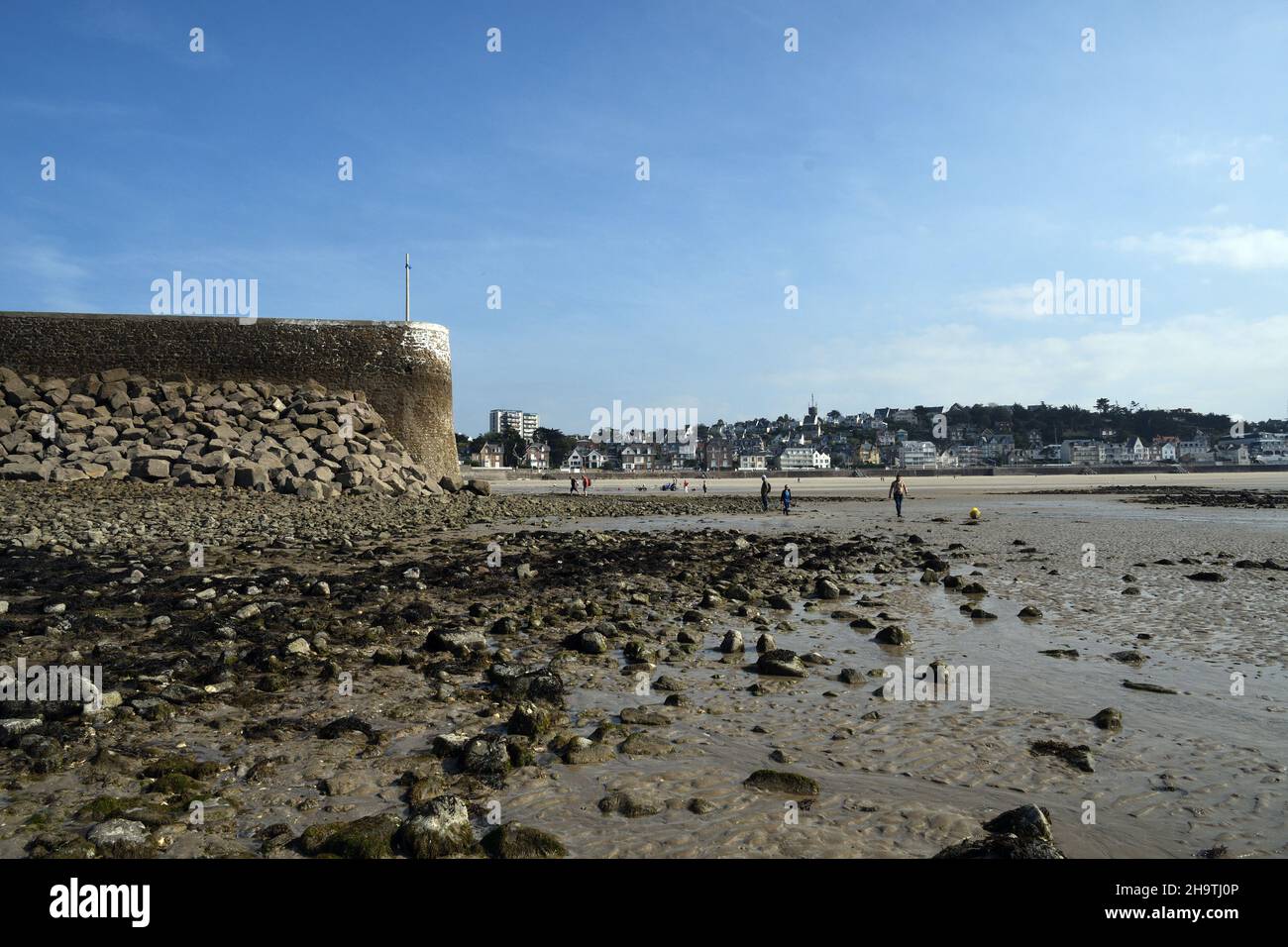 Hafenmauer und Strand von Pleneuf-Val-Andre bei Ebbe , Frankreich, Bretagne, Departement Cotes-d’Armor, Pleneuf-Val-Andre Stockfoto