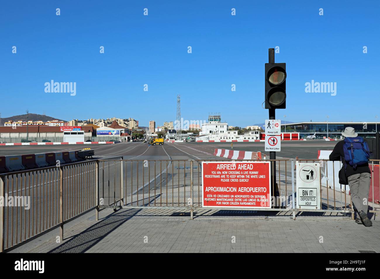 Pfad und Fahrbahn über den Live-Flugplatz in Gibraltar Stockfoto