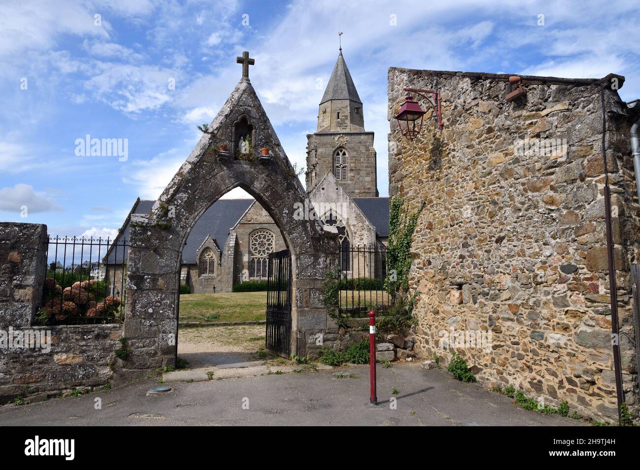 Der alte Friedhof und die Südseite der Kirche Saint-Suliac, Tor der geschlossenen Pfarrei, Frankreich, Bretagne, Departement Ille-et-Vilaine, Stockfoto