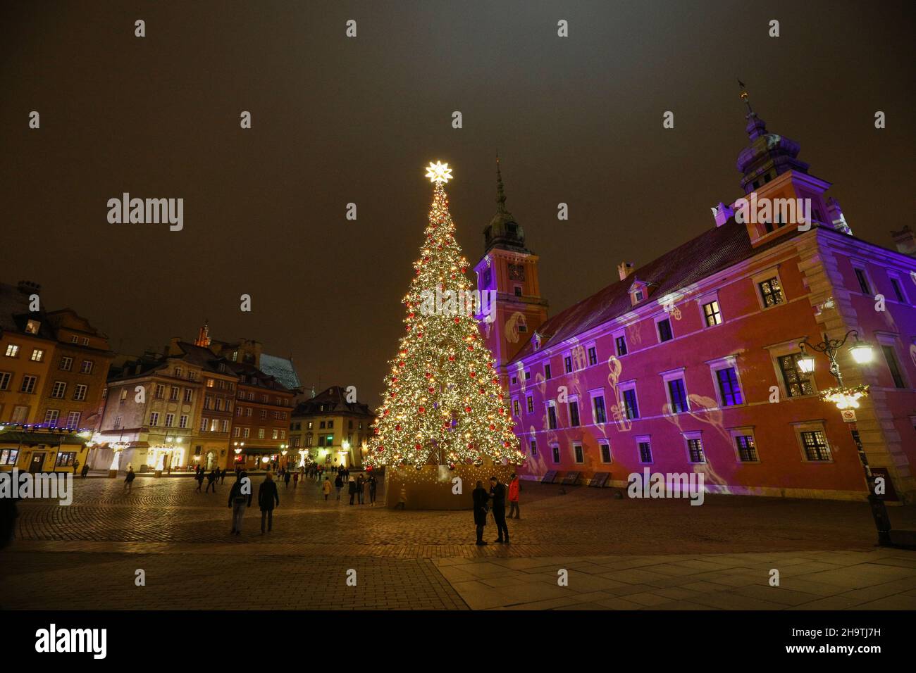 Am 7. Dezember 2021 wird auf dem Königlichen Schlossplatz in Warschau, Polen, ein großer, geschmückter Weihnachtsbaum gesehen. Stockfoto
