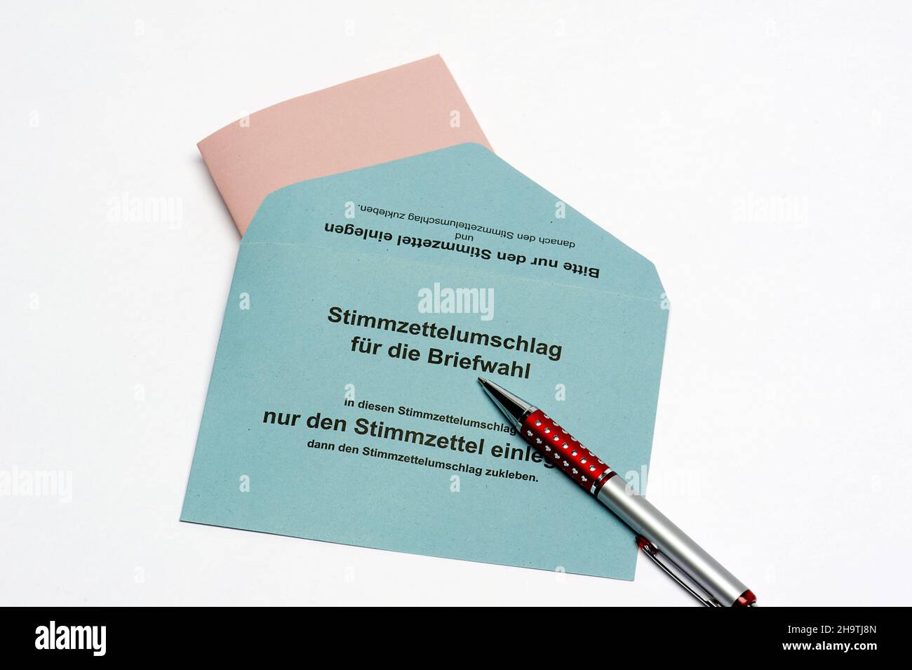 Briefumschlag für Briefwahl und Kugelschreiber, Deutschland Stockfoto