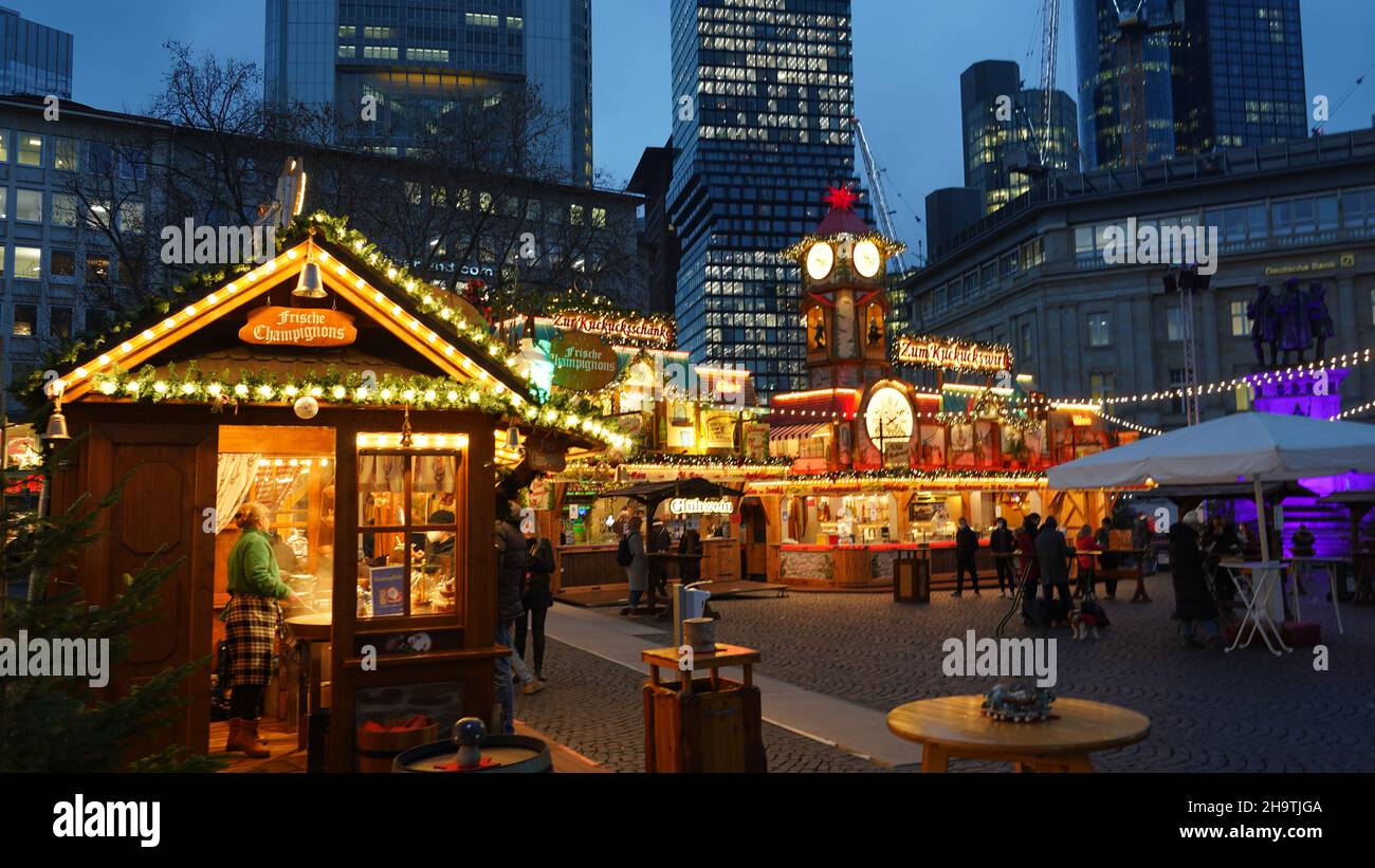 Weihnachtsmarkt mit Weihnachtsdekoration in Frankfurt, Deutschland. Stockfoto