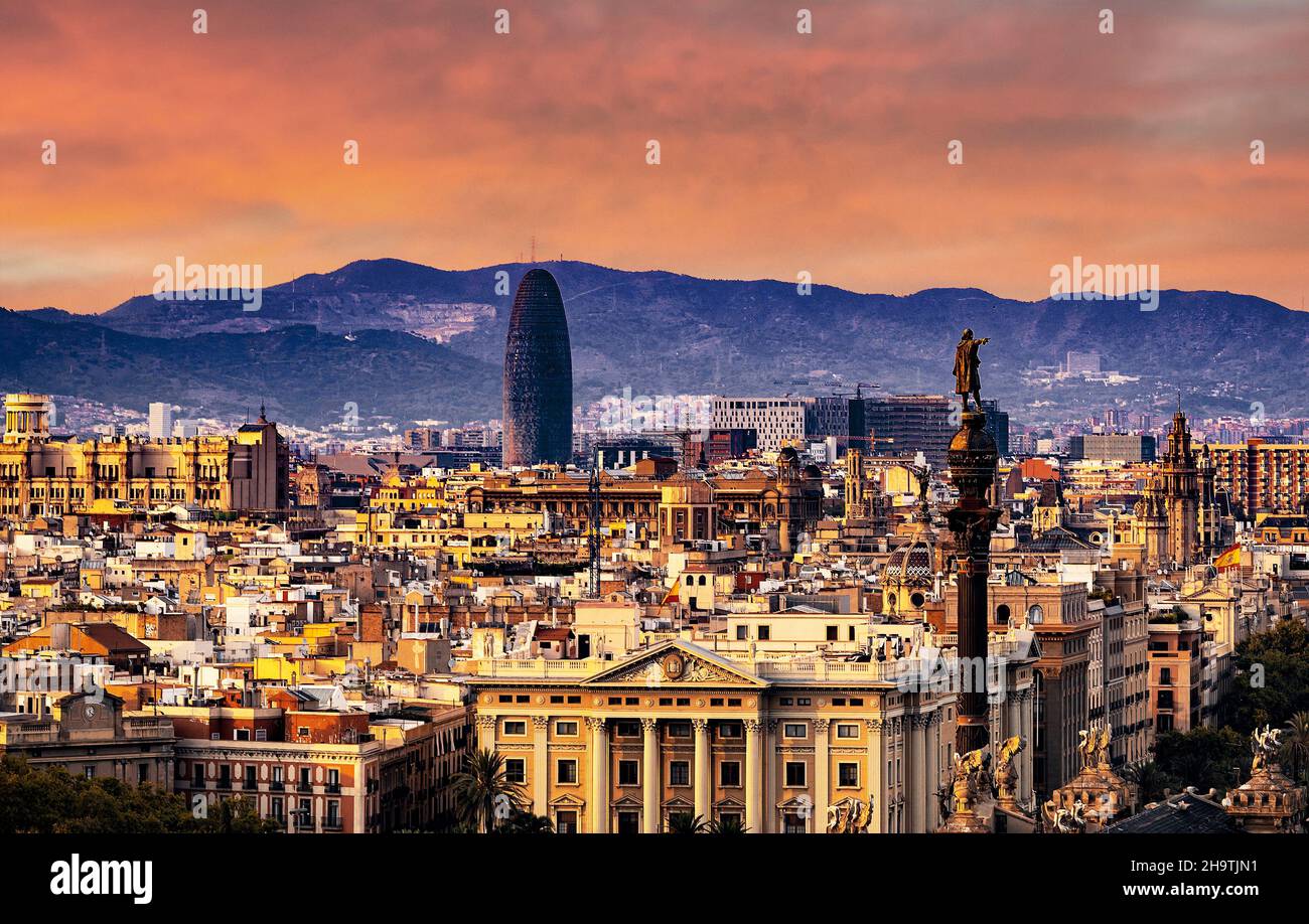 Die spanische Stadt barcelona mit dem Turo de la rovira im Hintergrund Stockfoto