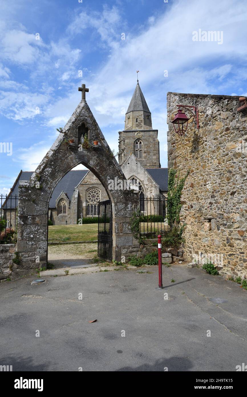 Der alte Friedhof und die Südseite der Kirche Saint-Suliac, Tor der geschlossenen Pfarrei, Frankreich, Bretagne, Departement Ille-et-Vilaine, Stockfoto