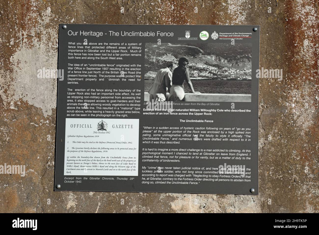 Die Informationstafel über den unbekletterbaren Zaun in Gibraltar Stockfoto
