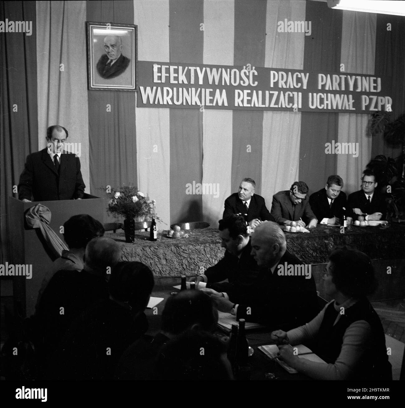 Rybnik, 1969-12-01. Edward Gierek (za sto³em, 1L), cz³onek Biura Politycznego Komitetu Centralnego Polskiej Zjednoczonej Partii Robotniczej (PZPR) i i sekretarz Komitetu Wojewódzkiego PZPR w Katowicach podczas spotkania z aktywem partyjnym PZPR w Rybniimku. mb PAP/Kazierz Rybnik, 1. Dezember 1969. Edward Gierek (hinter dem Tisch, 1st links), Mitglied des Politbüros des Zentralkomitees der Polnischen Vereinigten Arbeiterpartei (PZPR) und 1st Sekretär des Provinzkomitees der PZPR in Katowice bei einem Treffen mit Parteiaktivisten in Rybnik. mb PAP/Kazimierz Seko Stockfoto