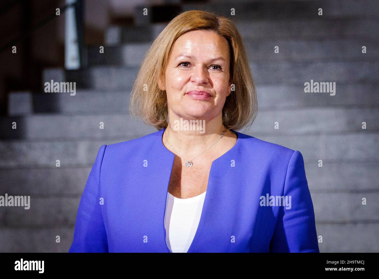 Berlin, Deutschland. 08th Dez 2021. Nancy Faeser, Bundesministerin für Inneres und Heimat, aufgenommen als Teil eines Familienfotos nach der ersten Kabinettssitzung. Berlin, den 8th. Dezember 2021. Copyright: Janine Schwithz/photothek.de Credit: dpa/Alamy Live News Stockfoto