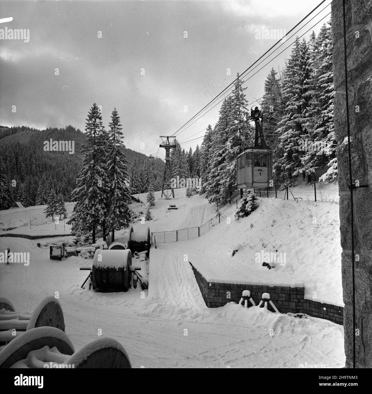 Zakopane, 1969-12-03. Przed zimowym sezonem narciarskim 1969/1970, przeprowadzono okresowy remont kolei linowej na Kasprowy Wierch. Dokonano wymiany liny noœnej na odcinku KuŸnice - Myœlenickie Turnie. NZ. bêbny ze star¹ lin¹ noœn¹ na stacji pocz¹tkowej w zakopiañskich KuŸnicach. mta PAP/Tadeusz Olszewski Zakopane, 3. Dezember 1969. Renovierte Seilbahn-Linie vor der Skisaison 1969/1970. Der Catenarian auf Kuznice - Myslenickie Turnie Route wurde geändert. Im Bild: Der alte Katechist am Bahnhof Kuznice. mta PAP/Tadeusz Olszewski Stockfoto