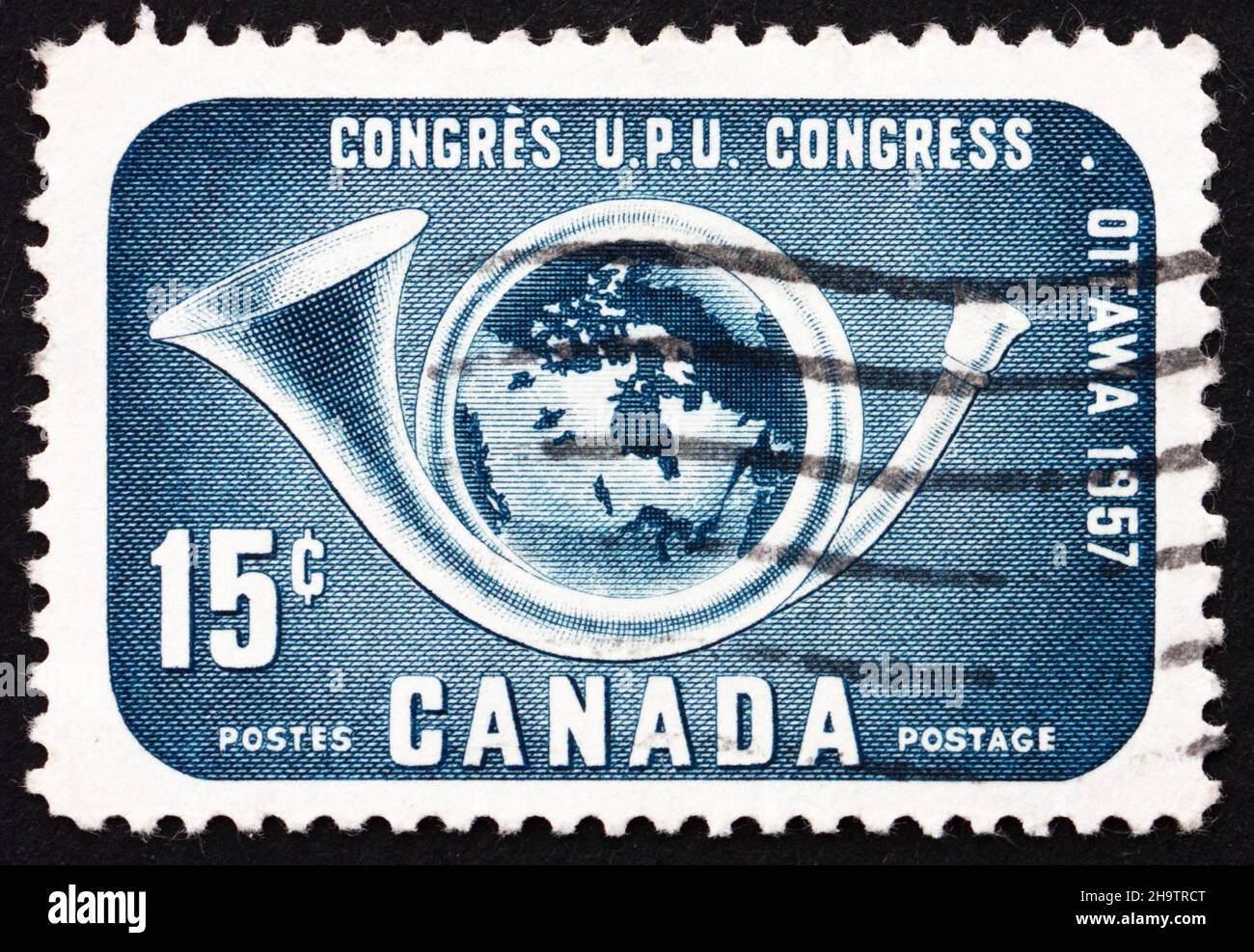 KANADA - UM 1957: Eine in Kanada gedruckte Marke zeigt Post Horn und Globe, um 1957 Stockfoto