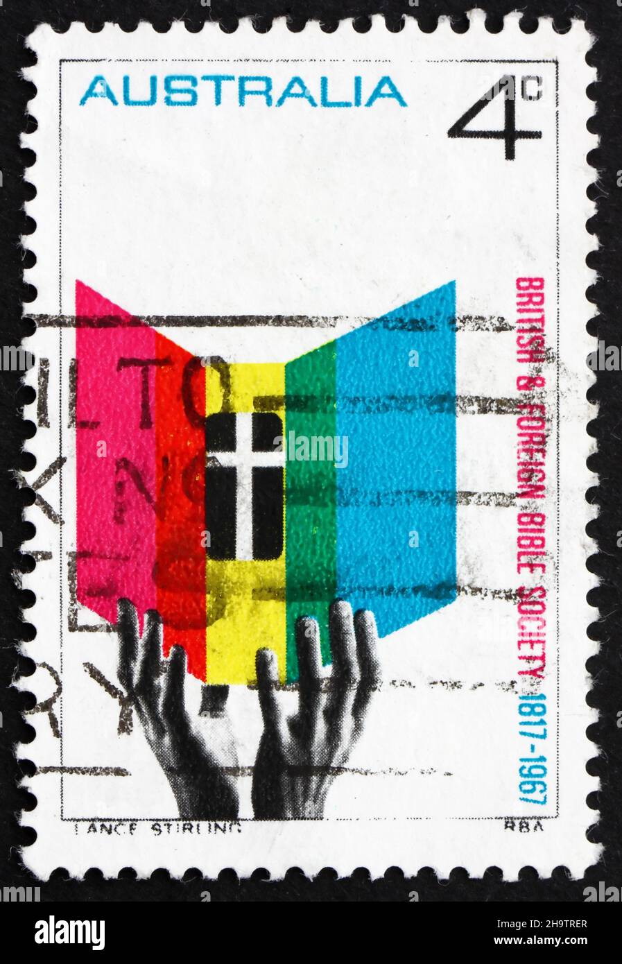 AUSTRALIEN - UM 1966: Eine in Australien gedruckte Briefmarke zeigt Hände, die nach der Bibel greifen, 150th. Jahrestag der britischen und ausländischen Bibelgesellschaft, circa Stockfoto