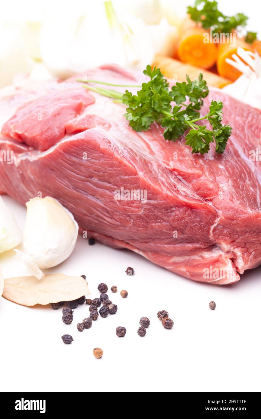 Rindfleisch, Rindersuppe, Suppenfleisch, Lorbeerblatt, Karotten, Fleisch, Knoblauch, Pfeffer, Gewürze, rot, Stück, isoliert, optional, weiß, Hintergrund, lorbeerblättern, orange Stockfoto