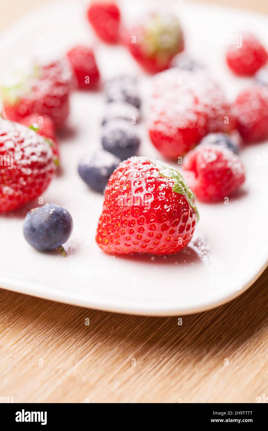 Erdbeeren, geschnitten, Detail, Puderzucker, rot, Obst, Himbeere, Ecke, Heidelbeeren, Zucker, Holz, Schale, weiß, Hintergrund, Frucht, Bunt, frisch, rot, Stockfoto
