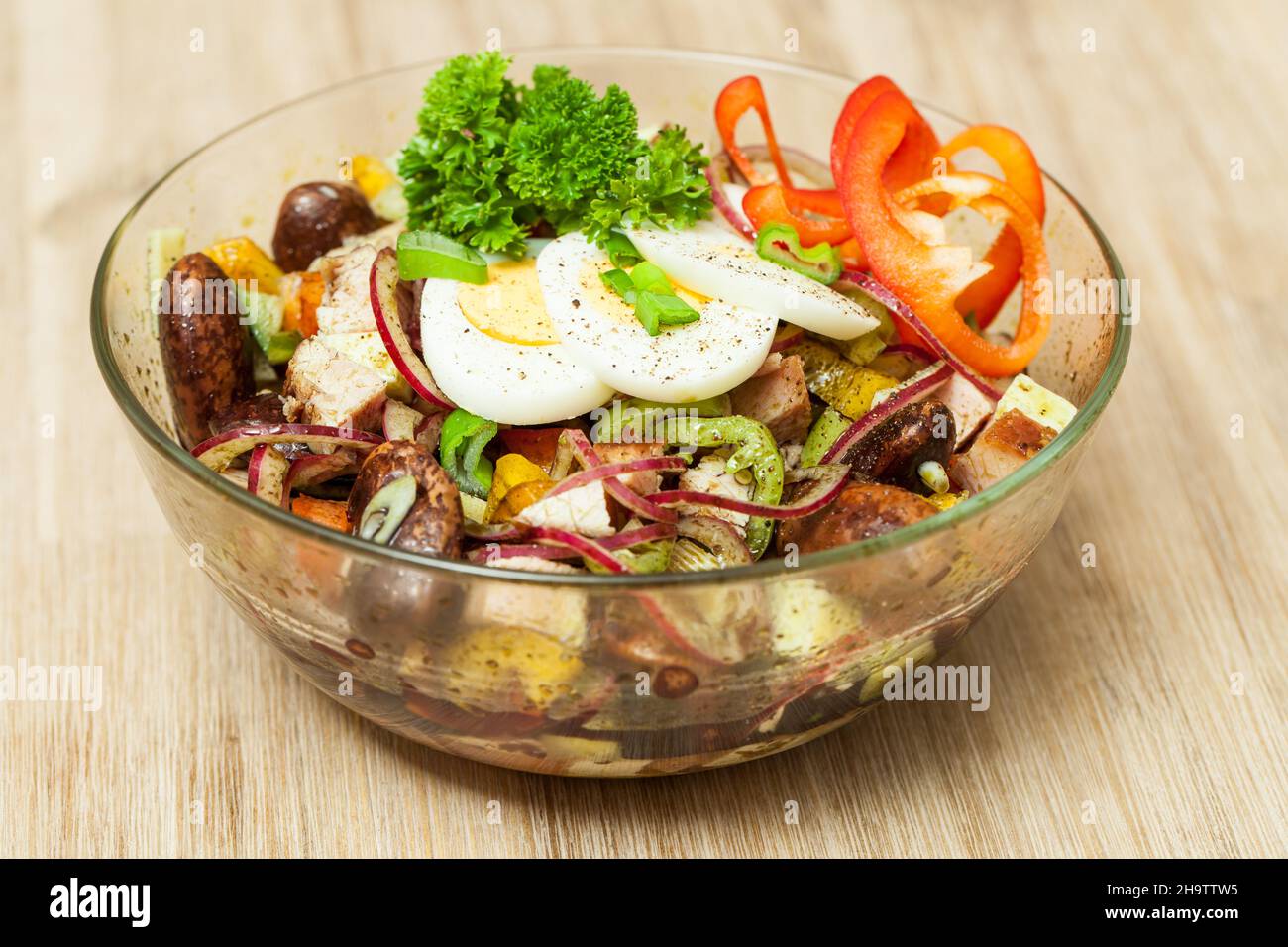 Bauernsalat, Salat von Winzern, Samenöl, Kürbiskernöl, Eier, Fleisch, Ei, Steiermark, geräuchertes Fleisch, Weinstube, Weinstube, Schinken, Stücke, Paprika, To Stockfoto