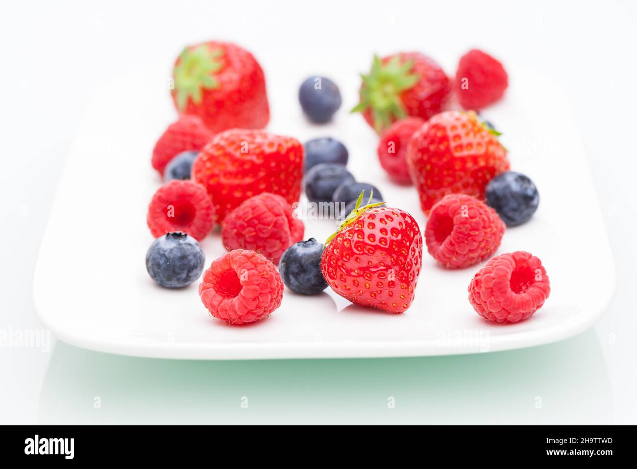 Bunt, viele, Erdbeeren, Himbeeren, Blaubeeren, Weiß, rot, blau, Platte, Hintergrund, Schatten, Reflexion, weiß, isoliert, isoliert, Obst, fru Stockfoto