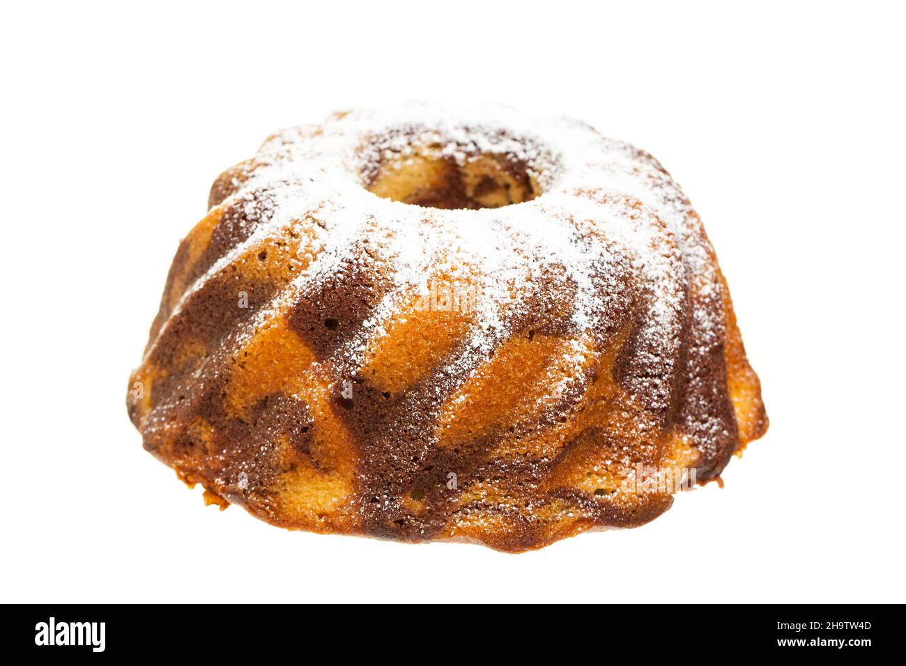 Marmorkuchen, Biskuitkuchen, Puderzucker, Bündelkuchen, weiß, Geburtstagskuchen, marmoriertes Muster, Teig, Hintergrund, isoliert, Optional, Kuchen, Schokolade, Braue Stockfoto