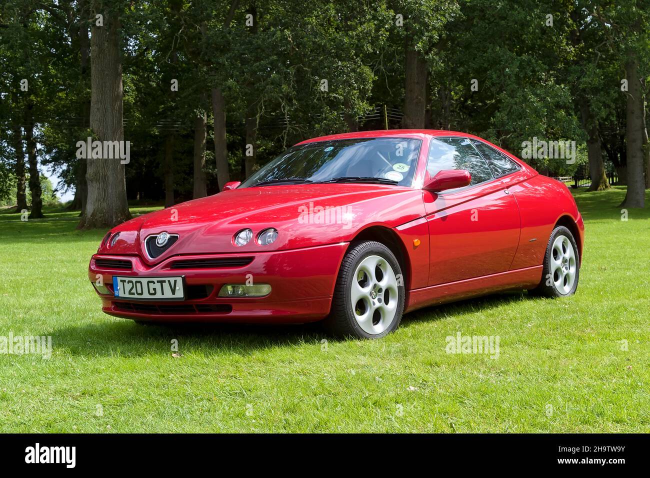 Longleat House, Wiltshire, Großbritannien - Juli 25 2004: Ein Italiener hat 1999 Alfa Romeo GTV (Gran Turismo Veloce) (Phase 2) 2+2 Coupe Sportwagen. Stockfoto