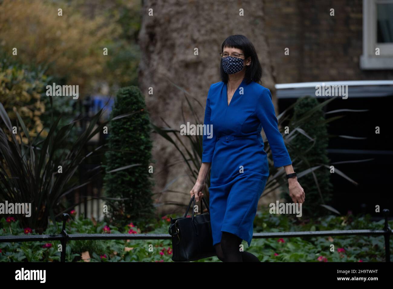 LONDON, GROSSBRITANNIEN 8TH. DEZEMBER 2021. Jenny Harries, die stellvertretende Chief Medical Officer, kommt vor dem Covid-19 Briefing in der Downing Street 10 an.Quelle: Lucy North/Alamy Live News Stockfoto