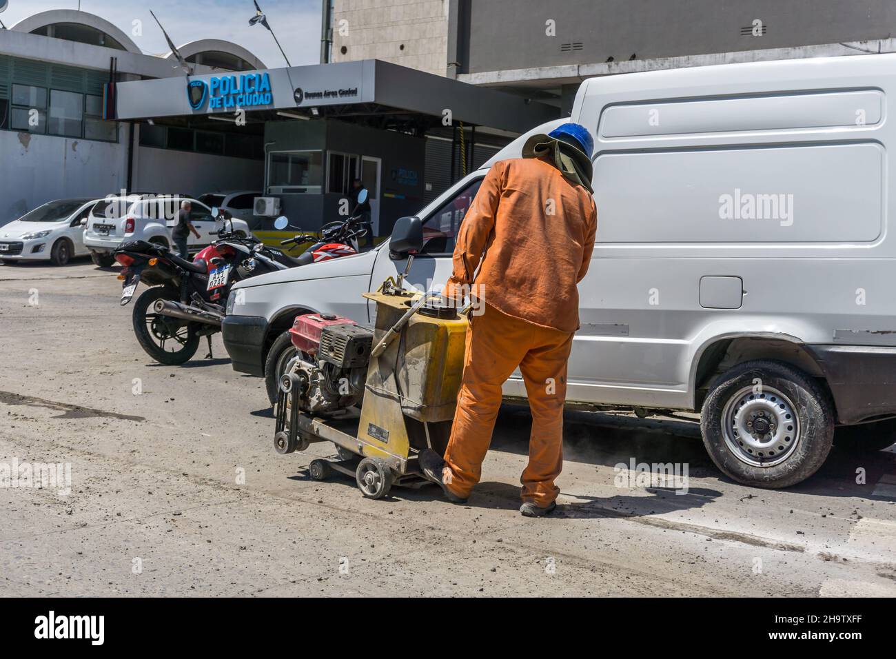 Buenos Aires, Argentinien. 22. November 2019: Ein Bauarbeiter handhabt eine Pflastermaschine vor der Polizei der Stadt Stockfoto