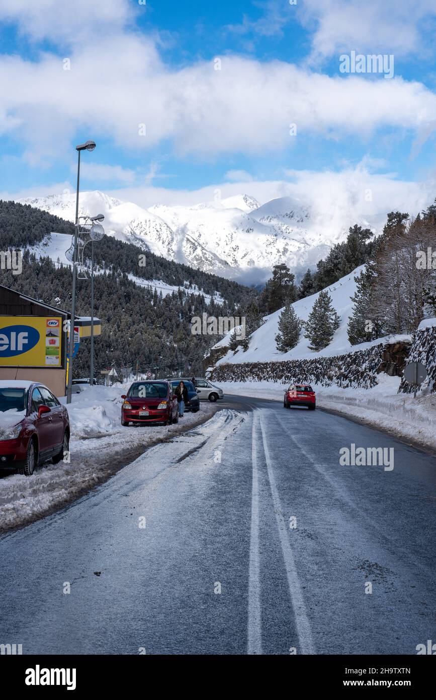Canillo, Andorra: 2021. Dezember 8: Trafic an einem verschneiten Tag in Bordes d en valira in Andorra in den Pyrenäen. Stockfoto