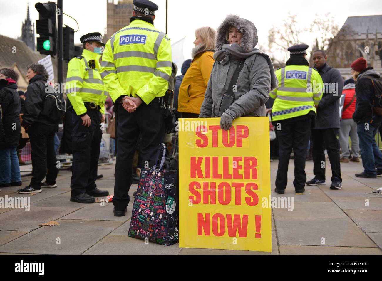 London, Großbritannien. 08th Dez 2021. Ein Protestler hält während der Demonstration ein Plakat. Eine kleine Gruppe von Anti-Vaxxern und Verschwörungstheoretikern versammelten sich auf dem Parliament Square, um ihre Ablehnung von Gesetzen zu zeigen, die der Polizei die Macht geben, Proteste zu beenden. Kredit: SOPA Images Limited/Alamy Live Nachrichten Stockfoto