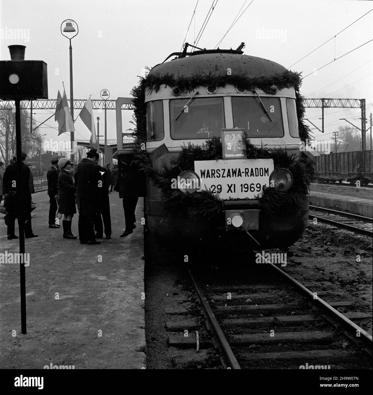 Radom, 1969-11-29. Otwarcie zelektryfikowanego odcinka trasy kolejowej Czachówek-Radom, Co oznacza ca³kowit¹ elektryfikacjê trasy Warszawa-Kraków. Punktem kulminacyjnym uroczystoœci by³ odjazd pierwszego poci¹gu elektrycznego z Radomia do Warszawy. NZ. uroczyœcie udekorowana lokomotywa pierwszego poci¹gu elektrycznego. mb PAP/W³odzimierz Wawrzynkiewicz Radom, 29. November 1969. Die Eröffnung des elektrifizierten Teiles der Bahnstraße Czachowek-Radom bedeutete, dass die Strecke Warschau-Krakau durch elektrische Spannung in die Länge ging. Der Abgang des Elektrozuges 1st von Radom nach Warschau war der Höhepunkt von t Stockfoto