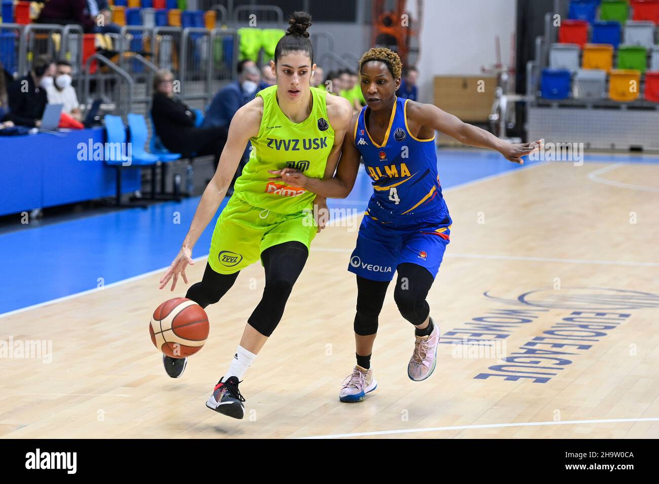 Prag, Tschechische Republik. 08th Dez 2021. Von links Maria Conde von USK und Bintou Dieme-Marizy von Montpellier in Aktion während des Basketball EuroLeague Frauen Gruppe A, 8th Runde Spiel: USK Praha vs Lattes Montpellier in Prag, Tschechische Republik, 8. Dezember 2021. Quelle: Ondrej Deml/CTK Photo/Alamy Live News Stockfoto