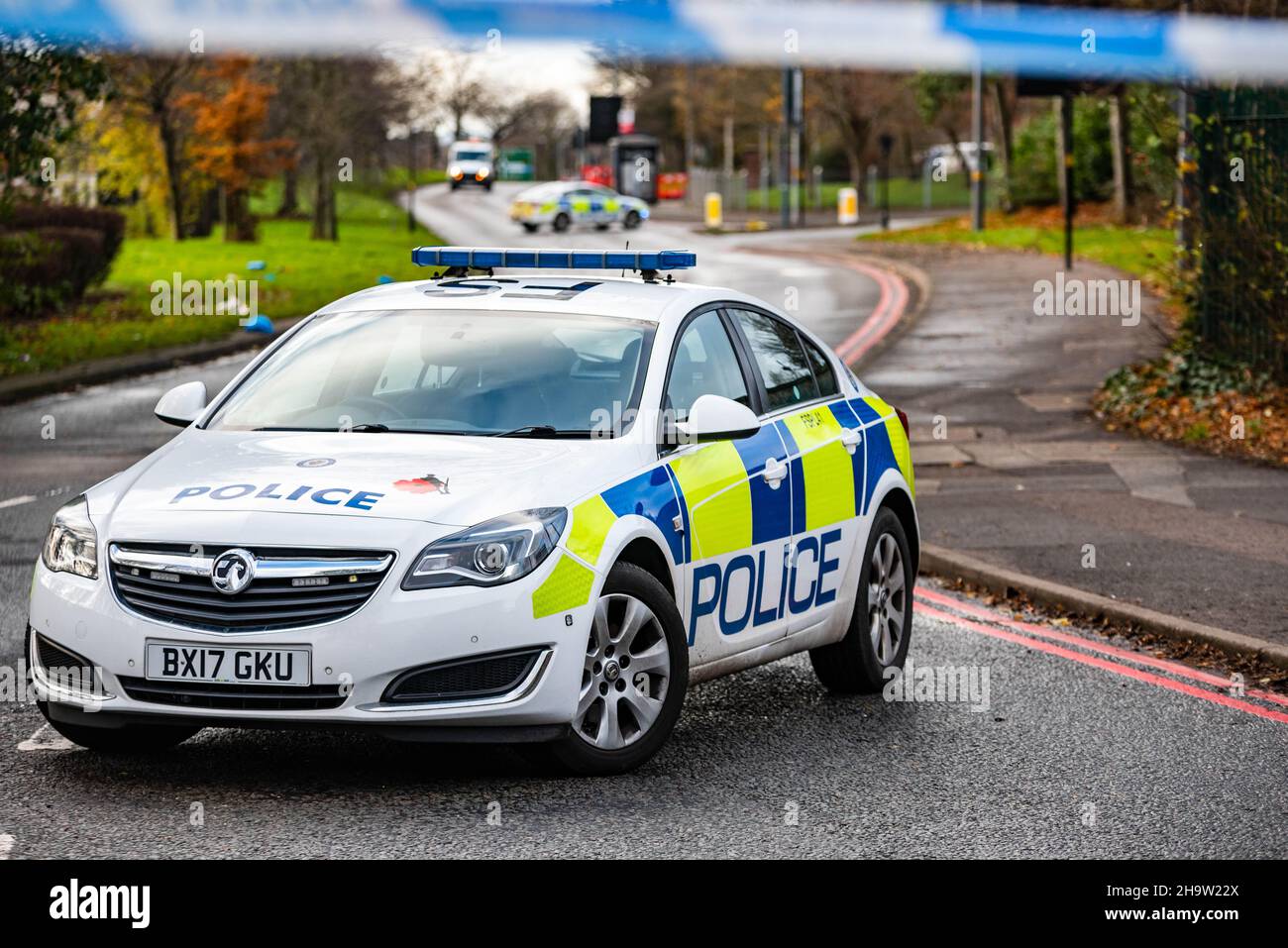 West Midlands Police Vauxhall Insignia an der Absperrung eines Vorfalls, an dem ein verdächtiges Objekt auf Belgrave Middleway, Birmingham, Großbritannien, beteiligt war Stockfoto