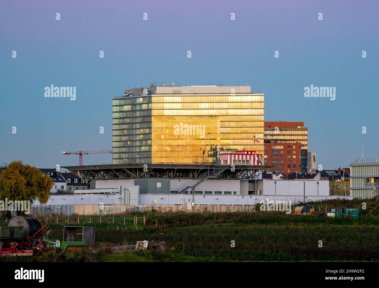 Skyline, Stadttorgebäude, davor der Hochsicherheitsflügel des Oberlandesgerichts Düsseldorf am Kapellweg, Stadtteil Hamm, Düsseldorf, NRW Stockfoto
