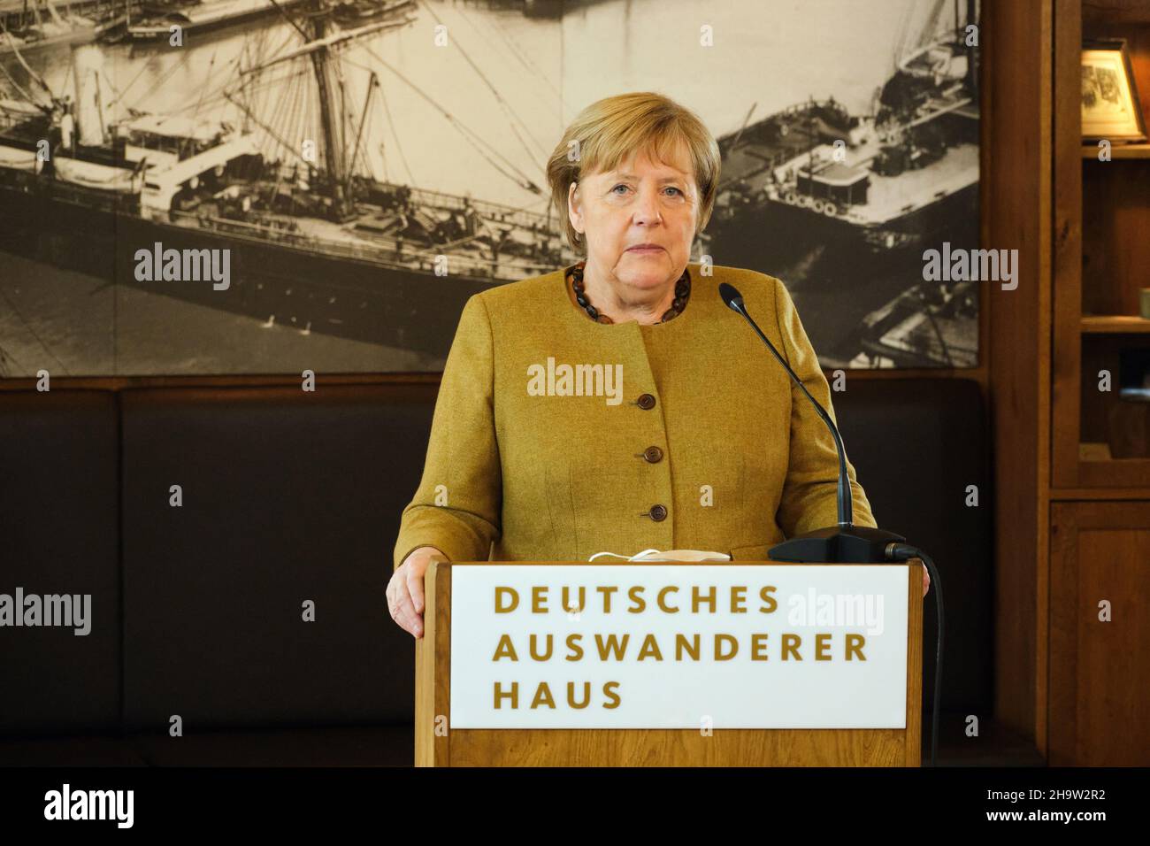 '04.11.2021, Deutschland, Bremen, Bremerhaven - Bundeskanzlerin Angela Merkel (CDU) besucht das Deutsche Auswanderungshaus (DAH) zu ihrem Abschiedsbesuch. 00 Stockfoto